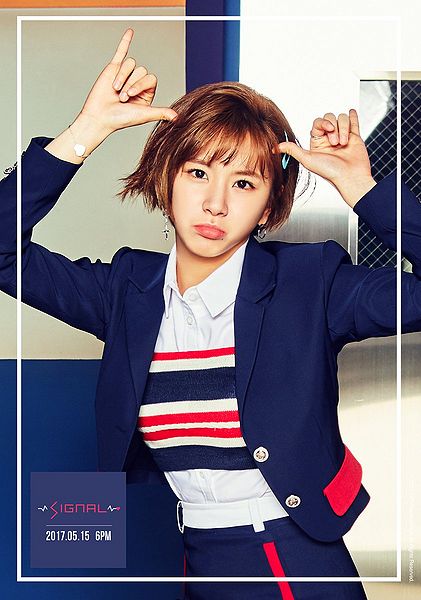 File:Chaeyoung - SIGNAL promo.jpg