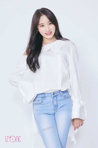 File:IZONE Lee Chaeyeon.jpg