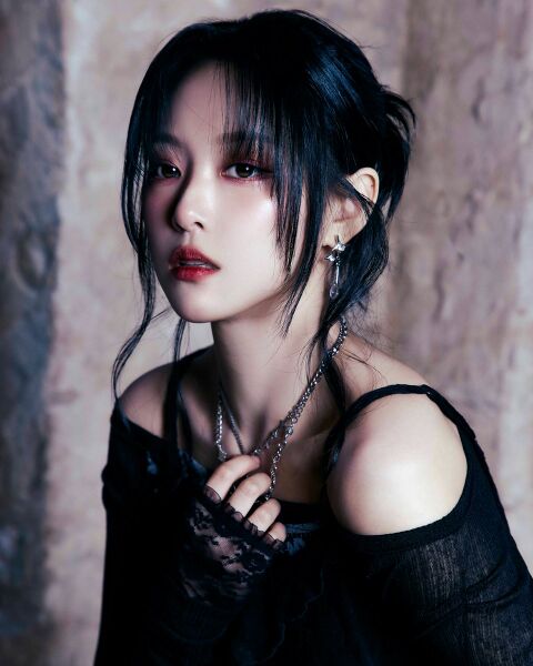 File:Hyunjin - Sarangieossneunde promo.jpg