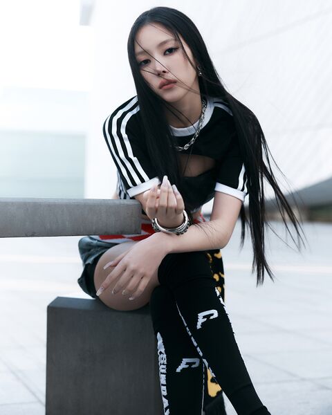 File:Narin - HANDS UP promo2.jpg