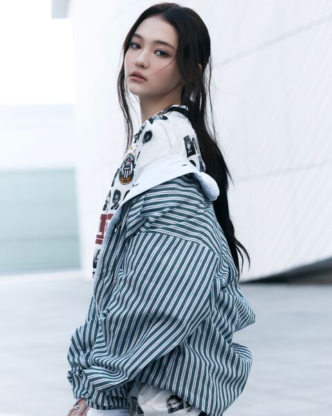 File:Ella - HANDS UP promo2.jpg