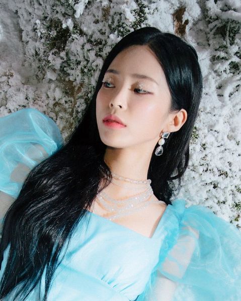 File:Heize - Cheotnune promo.jpg