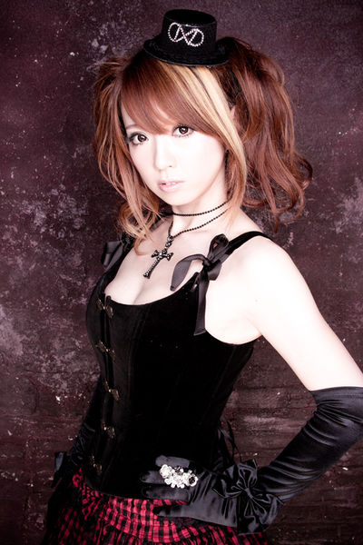 File:Daisy×Daisy (2010).jpg