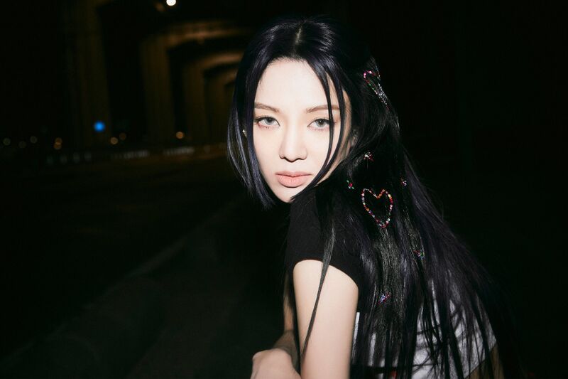 File:HYO - DEEP promo2.jpg