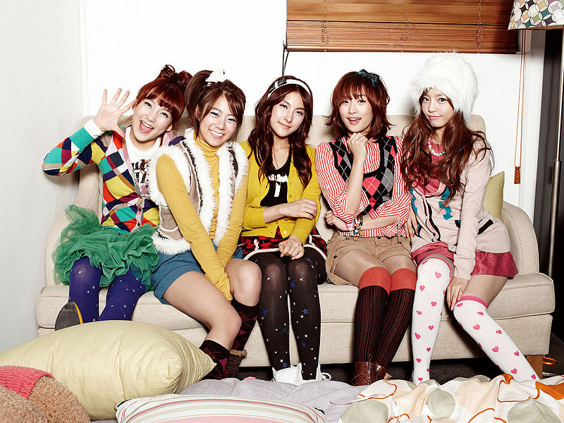 File:PrettyGirls 281229.jpg