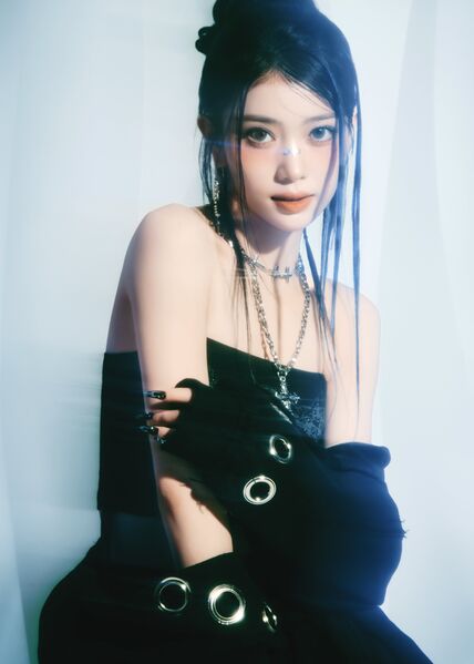 File:Xiaoting - BUBBLE GUM promo.jpg