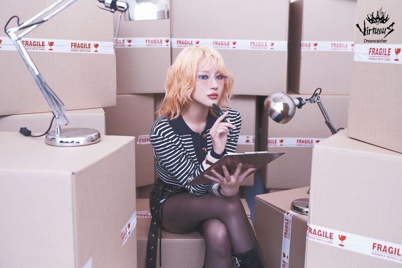 File:Siyeon - VirtuouS promo.jpg
