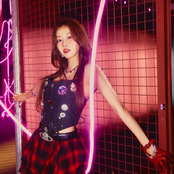 File:Wooyeon - UNFRAMED promo.jpg