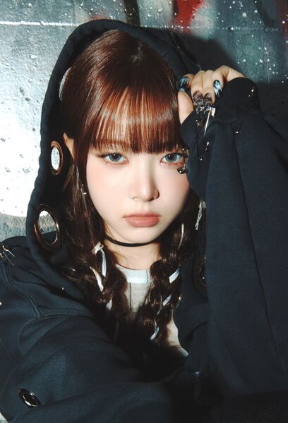 File:Hong Eunchae - DIFFERENT promo.jpg