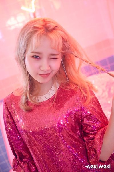 File:Yoojung - LUCKY promo.jpg