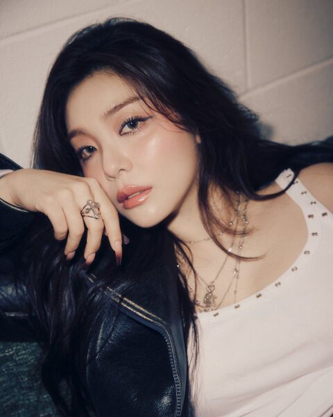 File:Ailee - (Me)moir promo.jpg