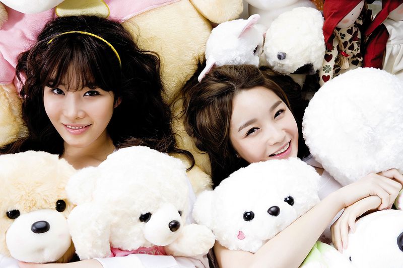 File:Davichi in Wonderland Promo.jpg