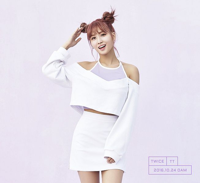 File:Momo - TWICEcoaster promo.jpg