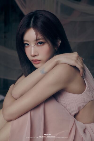 File:Kim Lip - Club Icarus promo2.jpg