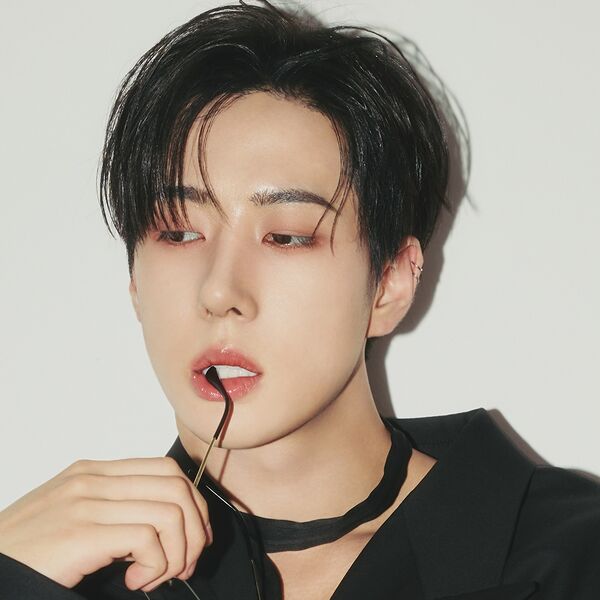 File:Jongwoo - PARADOXX promo.jpg