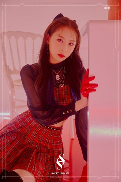 File:HOT ISSUE Yewon.jpg