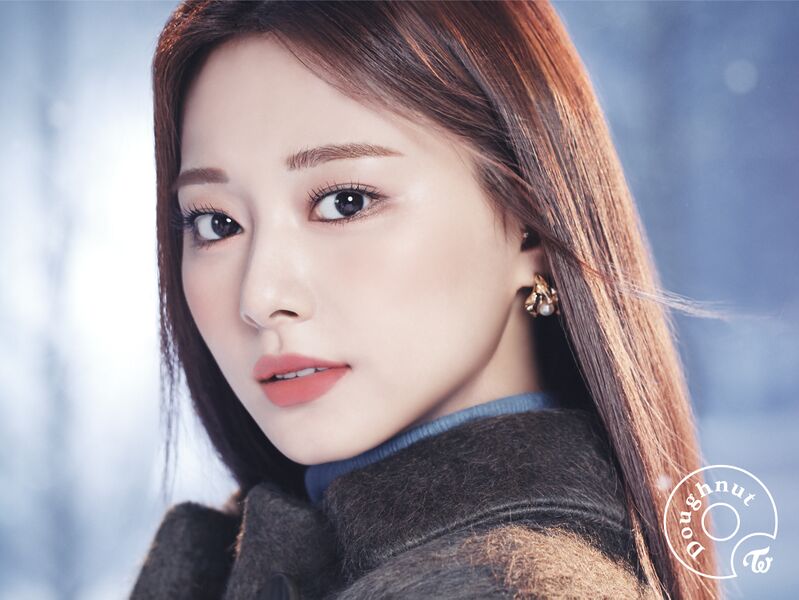 File:Tzuyu - Doughnut promo.jpg