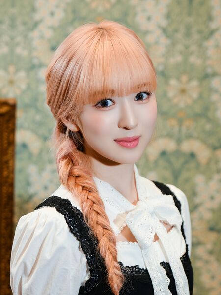 File:Suzu - WHO I AM promo.jpg
