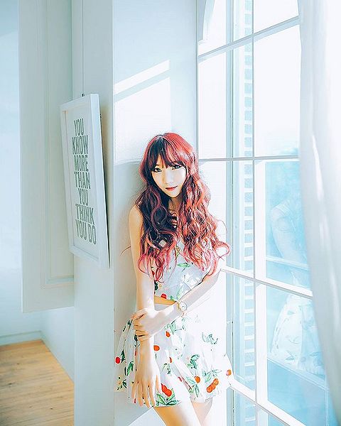 File:Miu promoting ZZZ.jpg