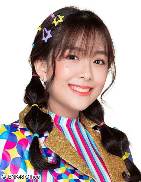 File:BNK48 Mewnich 2019.jpg