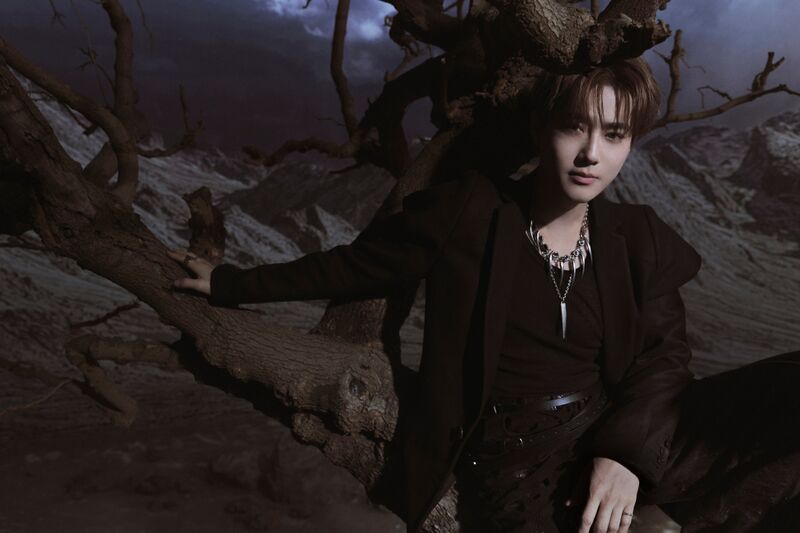 File:Suho - REVERXE promo.jpg