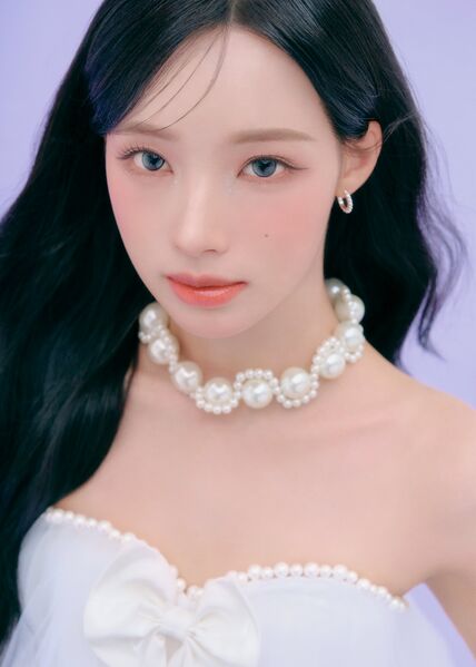 File:Woni - lip bomb promo2.jpg