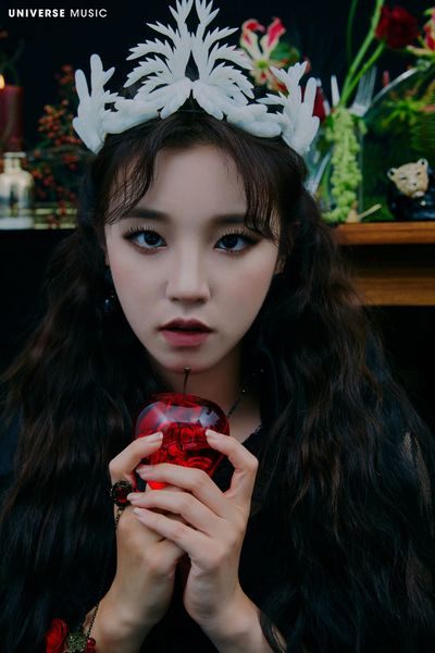 File:Yuqi - Last Dance promo.jpg