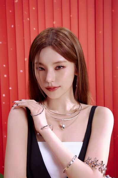 File:Yeji - RINGO promo.jpg