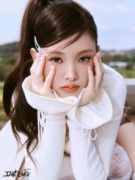 File:Yihyun - I DONT CARE promo.jpg