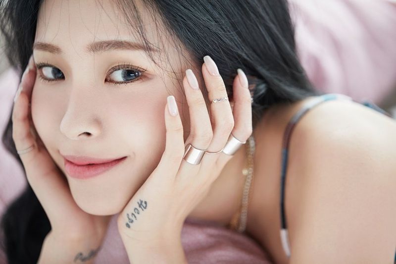 File:Heize - She's Fine promo.jpg