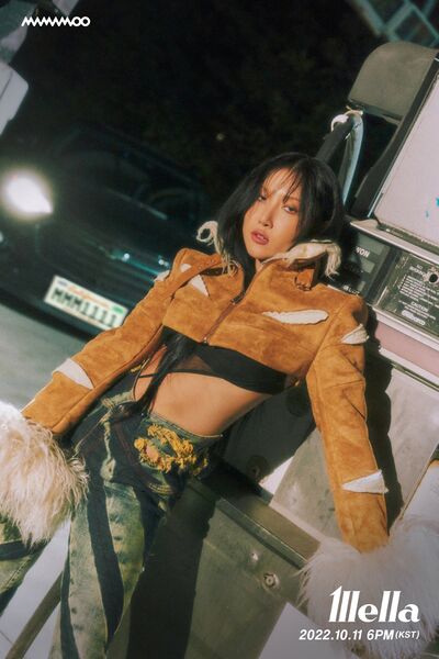 File:Hwasa - MIC ON promo.jpg