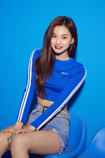 File:Doyeon - STRONG promo.jpg