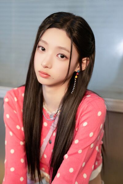 File:Hyerin - GROSS promo.jpg