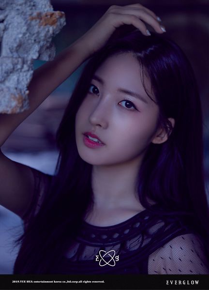 File:Sihyeon - HUSH promo.jpg