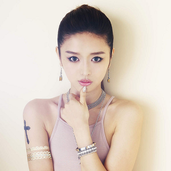 File:Kaji Hitomi - Eyes.jpg